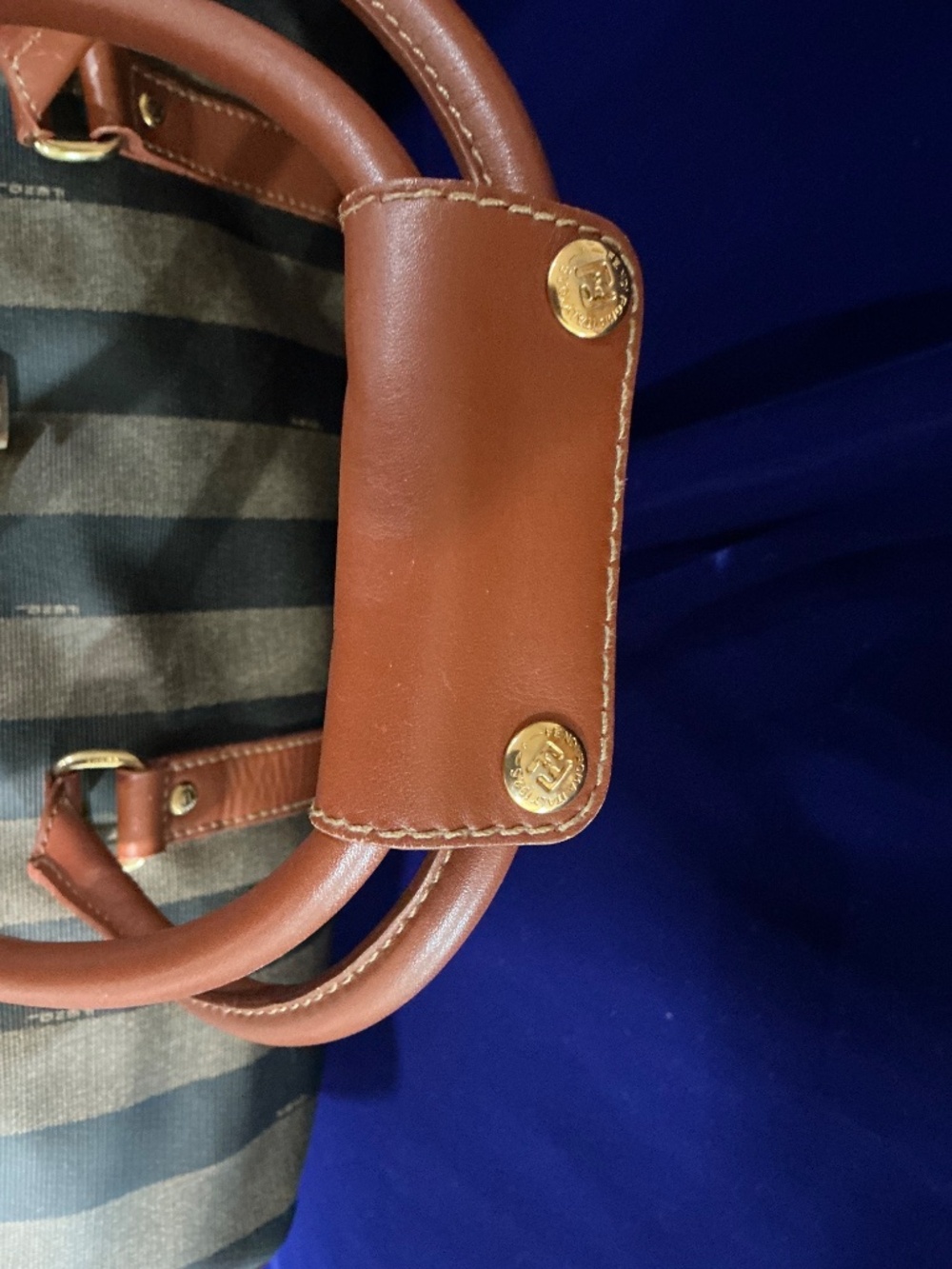 Vintage Authentic Fendi Pequin dufflel bag with shoulder strap - Picture 5 of 16